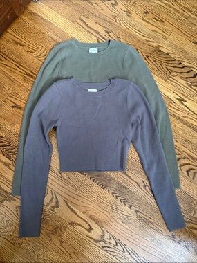 Set of Two Cropped Long Sleeve Tops - Olive Green & Slate Gray